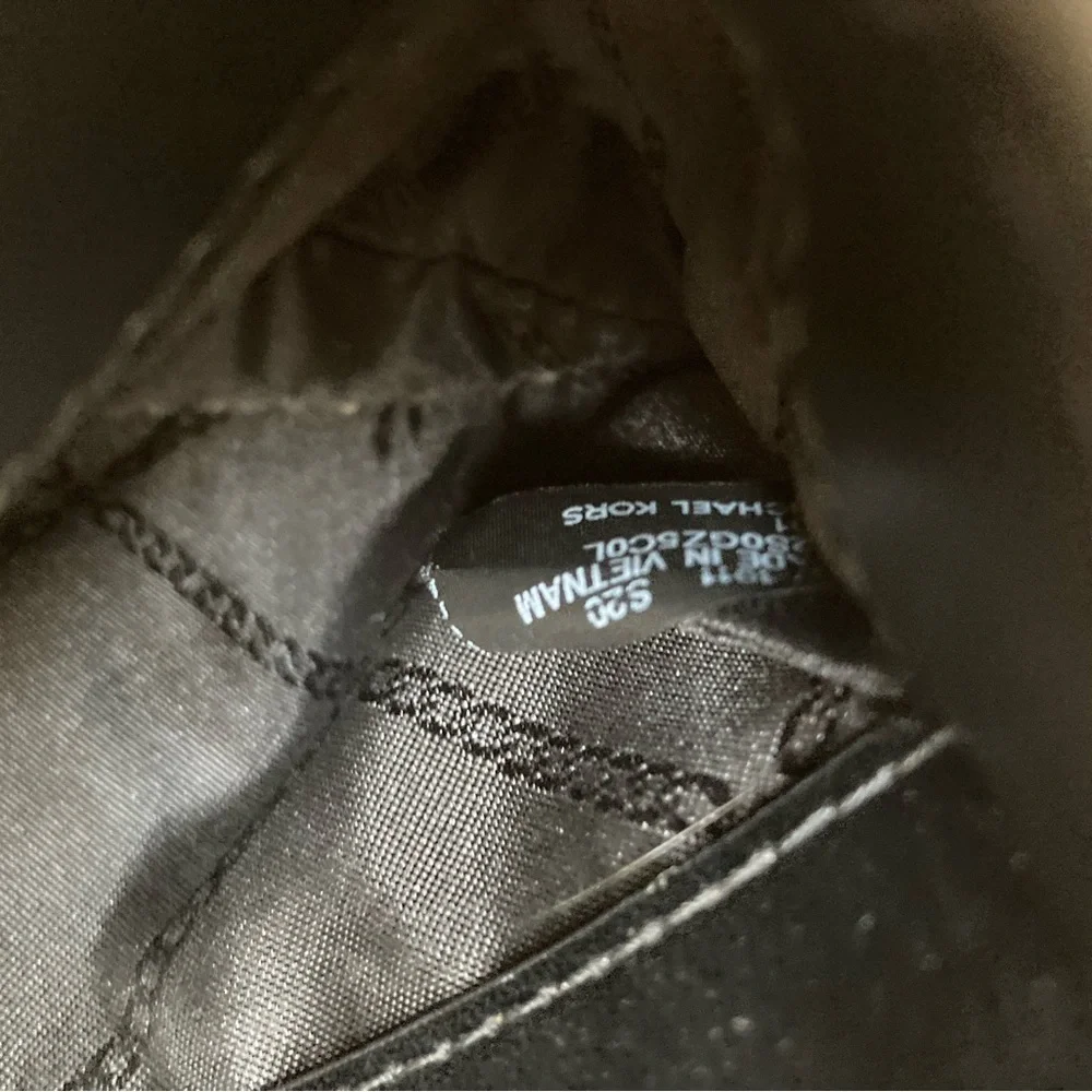 Michael Kors mercer gallery convertible small bucket bag - Picture 10 of 16